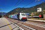 Lokomotion 186 442-0 und RTC 483 003-6 durchfahren mit einem Güterzug, auf der Fahrt in Richtung Süden, die Haltestelle Campo di Trens/Freienfeld.
