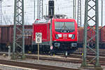 Die noch sehr neue 187 148 mit gemischtem Güterzug im Bahnhof Nordhausen am 24.02.2018 Stark rangezoomt vom angenzenden Parkplatz.