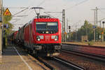 187 100 kommt am Morgen des 20.09.2018 mit ihrem gemischten Güterzug durch den Bahnhof Groß-Gerau Dornberg, sie hat  den Abzweig von der Rhein-Main-Bahn aus Richtung Mainz befahren und biegt