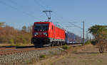 Um die vorausfahrende S-Bahn überholen zu können wechselte 187 116 mit ihrem gemischten Güterzug am 05.10.18 in Greppin auf das Gegengleis.