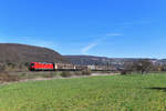 187 106 mit einem Güterzug am 07.04.2018 bei Wernfeld. 