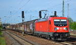 DB Cargo Deutschland AG mit  187 137  [NVR-Nummer: 91 80 6187 137-5 D-DB] und Ganzzug Schiebewandwagen am 30.04.19 Bf. Flughafen Berlin-Schönefeld.