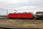 Seitliches Portrait von 187 126 DB mit Kesselwagen, von der Bahnstrecke Merseburg–Halle-Nietleben (KBS 588) kommend, die den Bahnhof Angersdorf auf der Bahnstrecke Halle–Hann. Münden (KBS 590) Richtung Halle (Saale) durchfährt.
[4.1.2019 | 14:36 Uhr]