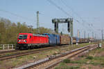187 162 durchfaährt mit einem Güterzug den Bahnhof Magdeburg-Neustadt.