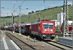 187 119 zieht einen Güterzug durch Würzburg.