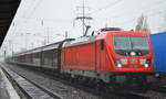 DB Cargo AG [D] mit  187 100  [NVR-Nummer: 91 80 6187 100-3 D-DB] und einem Ganzzug Schiebewandwagen am 16.10.19 Durchfahrt Bf. Flughafen Berlin Schönefeld.