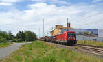 Am 04.07.20 passiert 187 162 mit einem gemischten Güterzug das Claas-Werk in Landsberg in Richtung Bitterfeld.