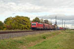 Mit einem gemischten Güterzug am Haken rollt 187 153 am 28.10.20 durch Braschwitz Richtung Halle(S) Rbf.