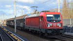 DB Cargo AG [D] mit  187 156  [NVR-Nummer: 91 80 6187 156-5 D-DB] und einigen Schiebewandwagen am 17.03.21 Berlin Blankenburg.