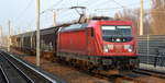 DB Cargo AG [D] mit  187 167  [NVR-Nummer: 91 80 6187 167-2 D-DB] und einigen Schiebewandwagen am 24.03.21 Berlin Blankenburg.