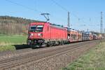 187 139-1 ist am 27.04.2021 mit einen gemischten Güterzug bei Kerzel .