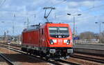 DB Cargo AG, Mainz [D] mit der recht neuen  187 203  [NVR-Nummer: 91 80 6187 203-5 D-DB] am 23.02.22 Durchfahrt Bf. Flughafen BER - Terminal 5.