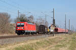 187 083 schleppte am 26.03.22 einen kurzen gemischten Güterzug durch Braschwitz Richtung Halle(S).
