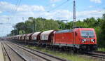 DB Cargo AG [D] mit  187 159  [NVR-Nummer: 91 80 6187 159-9 D-DB] und einem Ganzzug Schüttgutwagen mit Schwenkdach (Düngertransport) am 05.07.22 Vorbeifahrt Bahnhof Dedensen Gümmer.