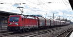 DB Cargo AG, Mainz [D] mit ihrer  187 206  [NVR-Nummer: 91 80 6187 206-8 D-DB] und einem Coilzug Richtung Ziltendorf EKO am 23.03.23 Durchfahrt Bahnhof Flughafen BER Terminal 5