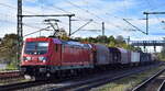 DB Cargo AG, Mainz mit ihrer  187 142  (NVR:  91 80 6187 142-5 D-DB ) und einem gemischten Güterzug am 07.11.23 Höhe Bahnhof Niederndodeleben.