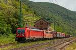 DB 187 084 & 151 028 mit Güterzug in Kaub am Rhein, März 2021.
