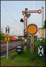 Nostalgiebahnhof Hanau Hbf: Das Formsignalsammelsurium im Südteil des Hanauer Hauptbahnhofes gleicht dem in einem Museum. Eigentlich sollten die historischen Signale, wie bereits im Nordteil des Hauptbahnhofes, seit den 1990er Jahren verschwunden sein. Aber auf Grund von Sparmaßnahmen tun sie nach wie vor zuverlässig ihren täglichen Dienst.
Im Hintergrund warteten am 11. Mai 2024 eine DB Cargo 187 und ein ES 64 U2 mit einem Messzug auf neue Aufgaben.
