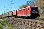 187 153 mit einem einem gemischten Güterzug am 28. April 2026 bei Diedersdorf.

