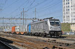 Lok 187 004-7 durchfährt den Bahnhof Pratteln.