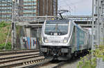 Lok 187 008-8 durchfährt den Bahnhof Muttenz. Die Aufnahme stammt vom 13.04.2017.