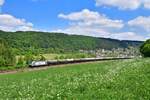 187 070 mit einem Kesselzug am 16.05.2020 bei Obereichstätt.