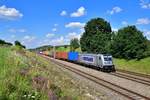 187 513 mit einem Containerzug am 20.07.2020 bei Vierkirchen.