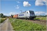 187 511-1 ist mit einen Containerzug in Richtung Norden unterwegs,gesehen am 22.07.2020 in Friedland.