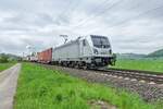 187 505-3 ist mit einen Containerzug am 18.05.2021 bei Friedland unterwegs.