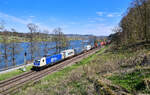 187 321 mit einem Containerzug am 27.04.2021 bei Seestetten.
