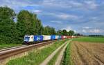 187 321 mit einem Containerzug am 19.07.2021 bei Langenisarhofen.