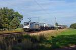 187 310 der Railpool rollt am 03.10.21 mit einem Kesselwagnzug durch Radis Richtung Bitterfeld.