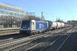 In ihren frischen Farben weiß und blau - genauer elfenbein und blau - fährt die 187 325 der Wiener Lokalbahnen Cargo am Münchener Heimeranplatz vorbei Richtung München Laim.