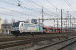 Lok 187 008-8 durchfährt am 22.01.2026 den Bahnhof Pratteln.