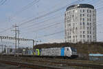 Doppeltraktion, mit den Loks 187 006-2 und 485 002-0 durchfährt am 22.01.2026 den Bahnhof Pratteln.