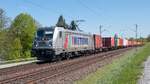 Bombardier TRAXX 3 METRANS 187 500-4 mit einem Containerzug bei Vilshofen an der Donau, am 25. April 2026.