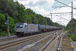 187 079 der Rheincargo rollte am 02.07.26 mit einem Kesselwagenzug vom Berliner Ring kommend durch Brieselang Richtung Hamburg. Fotografiert vom Bahnsteigende.