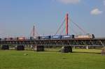 Bombardier TRAXX F 140 am 16.09.2014 in Duisburg auf der Haus-Knipp-Brücke.