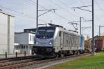 Lok 187 006-2 hat den Bahnhof Sissach durchfahren und fährt Richtung Basel weiter.