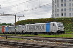 Doppeltraktion, mit den Loks 187 004-7 und 186 108-7, durchfahren den Bahnhof Pratteln. Die Aufnahme stammt vom 24.05.2016.