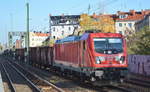 DB Cargo AG [D] mit  187 144  [NVR-Nummer: 91 80 6187 144-1 D-DB] und Ganzzug offener Drehgestell-Güterwagen (Stahlschrott) am 14.11.19 S-Bhf. Berlin Wedding.