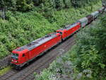 Zwei DB-187er (1x 187 102-9) ziehen Ende Juli 2020 einen Güterzug durch Schwelm.