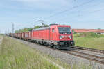 187 106-0 ist am 01.06.2021 mit einen gemischten Güterzug in Richtung Magdeburg bei Braschwitz unterwegs.