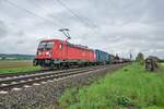 187 176-3 fährt mit seinen gemischten Güterzug am 18.05.2021 bei Friedland.