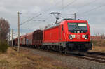 187 082 rollte mit einem gemischten Güterzug am 05.12.21 durch Greppin Richtung Bitterfeld.