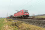 187 183-9 ist am 12.01.2022 mit einem gemischten Güterzug bei Herleshausen zu sehen.