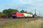187 139 schleppte am 05.10.22 einen gemischten Güterzug durch Braschwitz Richtung Halle(S).
