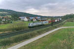187 079-9 ist am 09.02.2022 bei Hermannspiegel mit einem Containerzug in Richtung Fulda unterwegs.