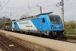 Am 13.4.2026 wartet die RailAdventure 111 082 mit der kalt geschleppten 542 001 in Spielfeld-Straß auf die Abfahrt in Richtung Kassel.