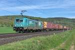 188 066-5 ist am 28.04.2026 mit einem Containerzug in Richtung S�den bei Reilos unterwegs.